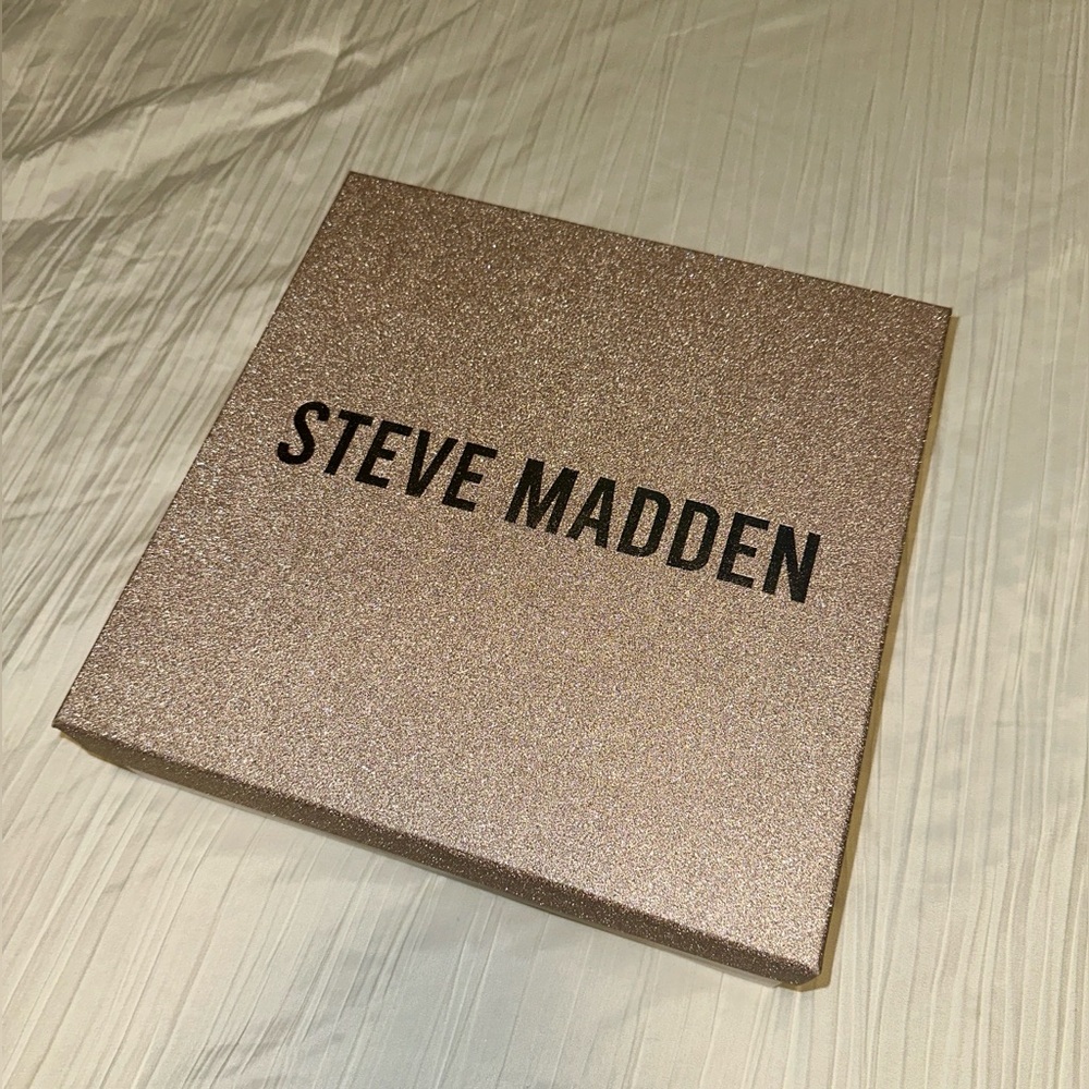 Steve Madden Gift Box Beanie and Scarf Set - Picture 2 of 4